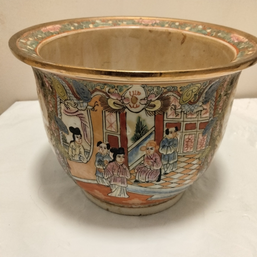19th-century Japanese Satsum Qianlong Nian Zhi Planter Handpainted (7× 9 ×10